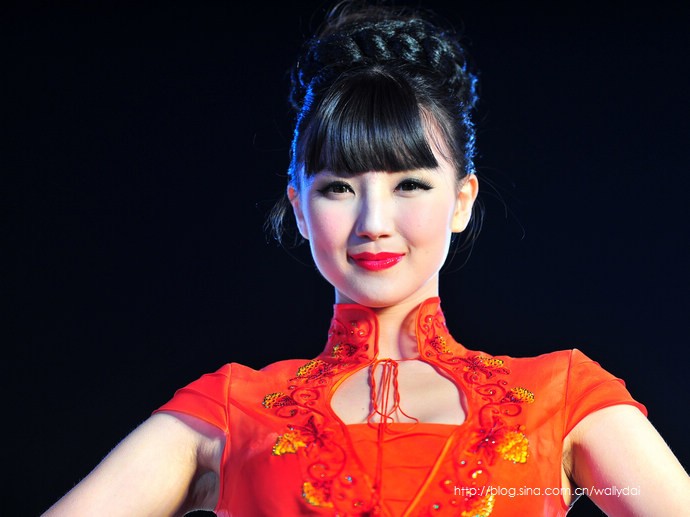 Hoàng Du Đình đẹp rực rỡ trong đêm chung kết Hoa hậu thế giới Trung Quốc lần 62
